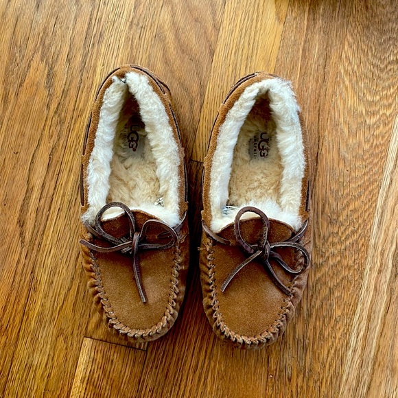 Kids Uggs Slippers - Picture 1 of 4